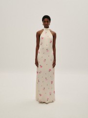 Floral printed βανίλια σατέν maxi φόρεμα, με λουπέτο λαιμόκοψη, παρτούς ώμους, έξω πλάτη και πλαϊνό άνοιγμα στον ποδόγυρο Combos Knitwear  