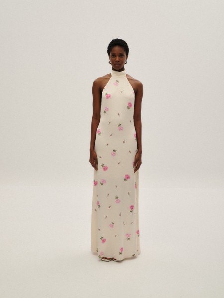Floral printed βανίλια σατέν maxi φόρεμα, με λουπέτο λαιμόκοψη, παρτούς ώμους, έξω πλάτη και πλαϊνό άνοιγμα στον ποδόγυρο Combos Knitwear  