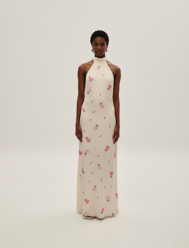 Floral printed βανίλια σατέν maxi φόρεμα, με λουπέτο λαιμόκοψη, παρτούς ώμους, έξω πλάτη και πλαϊνό άνοιγμα στον ποδόγυρο Combos Knitwear  