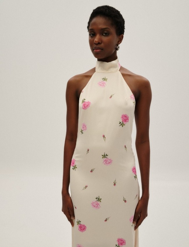 Floral printed βανίλια σατέν maxi φόρεμα, με λουπέτο λαιμόκοψη, παρτούς ώμους, έξω πλάτη και πλαϊνό άνοιγμα στον ποδόγυρο Combos Knitwear  