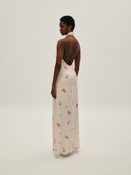 Floral printed βανίλια σατέν maxi φόρεμα, με λουπέτο λαιμόκοψη, παρτούς ώμους, έξω πλάτη και πλαϊνό άνοιγμα στον ποδόγυρο Combos Knitwear  