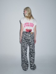 Zebra printed ψηλόμεση jean παντελόνα, σε ίσια γραμμή, με τετράγωνες τσέπες πίσω και κλείσιμο με κουμπί και κρυφό φερμουάρ μπροστά Combos Knitwear 