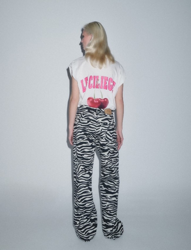 Zebra printed ψηλόμεση jean παντελόνα, σε ίσια γραμμή, με τετράγωνες τσέπες πίσω και κλείσιμο με κουμπί και κρυφό φερμουάρ μπροστά Combos Knitwear 