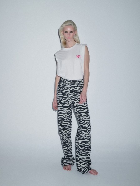 Zebra printed ψηλόμεση jean παντελόνα, σε ίσια γραμμή, με τετράγωνες τσέπες πίσω και κλείσιμο με κουμπί και κρυφό φερμουάρ μπροστά Combos Knitwear 