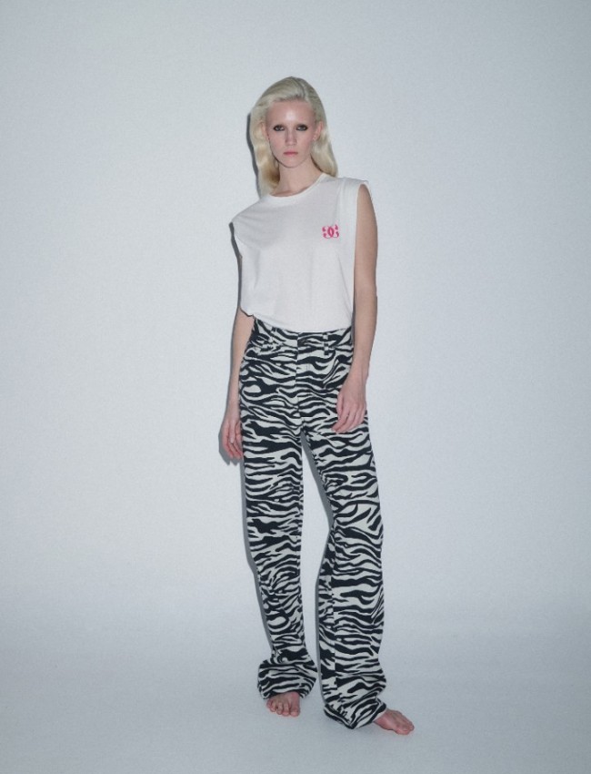 Zebra printed ψηλόμεση jean παντελόνα, σε ίσια γραμμή, με τετράγωνες τσέπες πίσω και κλείσιμο με κουμπί και κρυφό φερμουάρ μπροστά Combos Knitwear 
