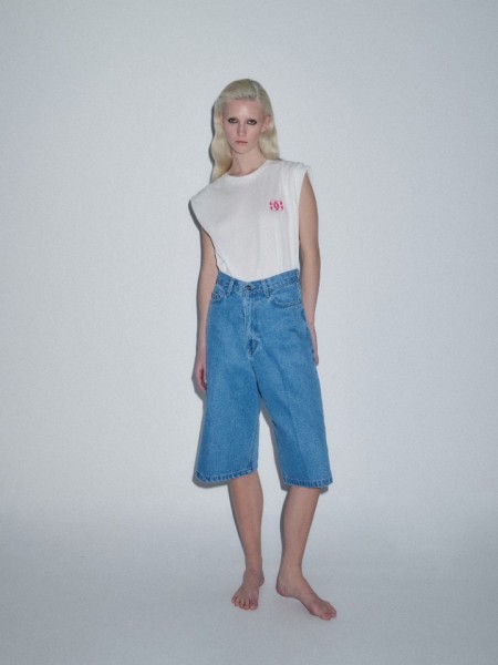 Blue jean ψηλόμεση βερμούδα σε χαλαρή γραμμή, με τετράγωνες τσέπες πίσω και κλείσιμο με φερμουάρ και κουμπί Combos knitwear
