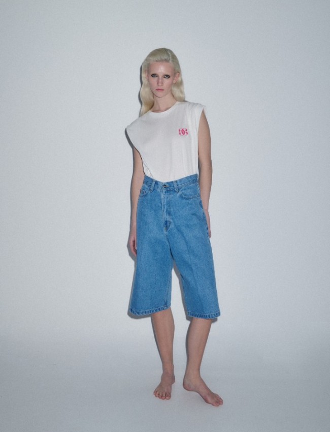 Blue jean ψηλόμεση βερμούδα σε χαλαρή γραμμή, με τετράγωνες τσέπες πίσω και κλείσιμο με φερμουάρ και κουμπί Combos knitwear