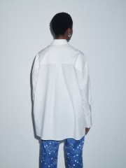 Λευκό βαμβακερό μακρυμάνικο oversized πουκάμισο, με ανάγλυφη ρίγα μέσα στην ύφανση, πέτο γιακά, πιέτα στην πλάτη, μπλε κεντημένο λογότυπο και στρογγυλεμένο τελείωμα με μικρή ασυμμετρία Combos Knitwear Λευκό βαμβακερό μακρυμάνικο oversized πουκάμισο, με ανάγλυφη ρίγα μέσα στην ύφανση, πέτο γιακά, πιέτα στην πλάτη, μπλε κεντημένο λογότυπο και στρογγυλεμένο τελείωμα με μικρή ασυμμετρία Combos Knitwear