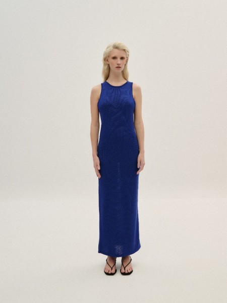 Μπλε ρουά αμάνικο maxi lurex φόρεμα σε ίσια γραμμή και κλειστή στρογγυλή λαιμόκοψη Combos knitwear