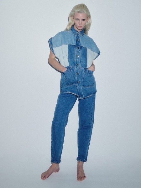 Blue jean κοντομάνικο γιλέκο, σε τετράγωνη γραμμή, με πέτο γιακά, με ρεγκλάν μανικοκόλληση, μεγάλες τετράγωνες μπροστινές τσέπες και κλείσιμο με κουμπιά μπροστά Combos Knitwear 