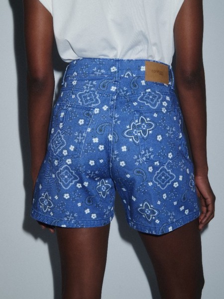 Εμπριμέ blue jean ψηλόμεσο σορτς, με ιδιαίτερο τύπωμα λαχούρια, τετράγωνες τσέπες πίσω και κλείσιμο με κουμπί και κρυφό φερμουάρ μπροστά Combos Knitwear 