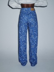 Εμπριμέ blue jean ψηλόμεση παντελόνα, σε ίσια γραμμή, με ιδιαίτερο τύπωμα λαχούρια, με τετράγωνες τσέπες πίσω και κλείσιμο με κουμπί και κρυφό φερμουάρ Combos Knitwear 