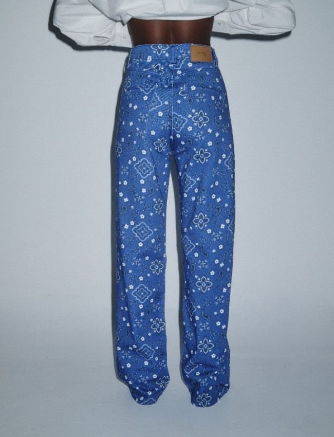 Εμπριμέ blue jean ψηλόμεση παντελόνα, σε ίσια γραμμή, με ιδιαίτερο τύπωμα λαχούρια, με τετράγωνες τσέπες πίσω και κλείσιμο με κουμπί και κρυφό φερμουάρ Combos Knitwear 