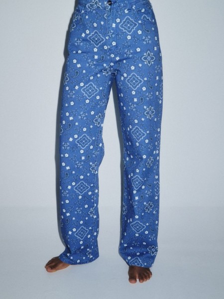 Εμπριμέ blue jean ψηλόμεση παντελόνα, σε ίσια γραμμή, με ιδιαίτερο τύπωμα λαχούρια, με τετράγωνες τσέπες πίσω και κλείσιμο με κουμπί και κρυφό φερμουάρ Combos Knitwear 