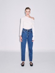 Blue jean ψηλόμεσο παντελόνι σε στενή γραμμή, με τετράγωνες τσέπες πίσω και διακοσμητικές ραφές Combos Knitwear