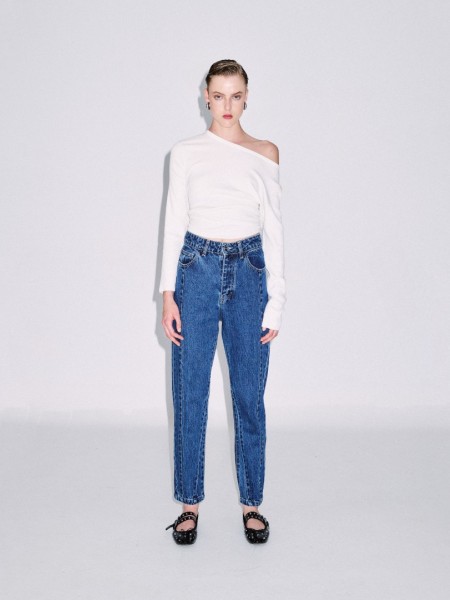 Blue jean ψηλόμεσο παντελόνι σε στενή γραμμή, με τετράγωνες τσέπες πίσω και διακοσμητικές ραφές Combos Knitwear
