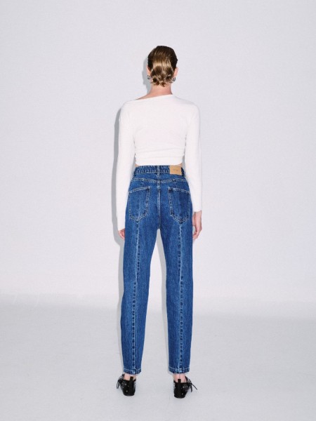 Blue jean ψηλόμεσο παντελόνι σε στενή γραμμή, με τετράγωνες τσέπες πίσω και διακοσμητικές ραφές Combos Knitwear