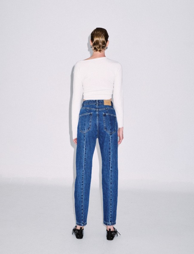 Blue jean ψηλόμεσο παντελόνι σε στενή γραμμή, με τετράγωνες τσέπες πίσω και διακοσμητικές ραφές Combos Knitwear
