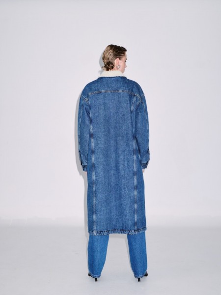 Blue jean μακρύ μπουφάν, με εσωτερική επένδυση, πέτο γιακά, τετράγωνες τσέπες με πατιλέτες μπροστά, διακοσμητικές ραφές κατά μήκος μπροστά και κλείσιμο με ασημί κουμπιά Combos Knitwear 