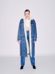 Blue jean μακρύ μπουφάν, με εσωτερική επένδυση, πέτο γιακά, τετράγωνες τσέπες με πατιλέτες μπροστά, διακοσμητικές ραφές κατά μήκος μπροστά και κλείσιμο με ασημί κουμπιά Combos Knitwear 