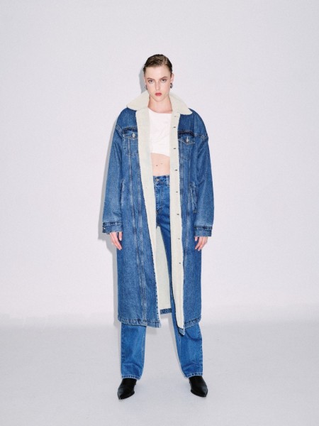 Blue jean μακρύ μπουφάν, με εσωτερική επένδυση, πέτο γιακά, τετράγωνες τσέπες με πατιλέτες μπροστά, διακοσμητικές ραφές κατά μήκος μπροστά και κλείσιμο με ασημί κουμπιά Combos Knitwear 