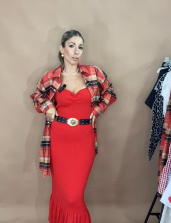 Κόκκινο αμάνικο maxi πλεκτό φόρεμα σε στενή γραμμή, με λεπτές τιράντες, μικρές σούρες στο μπούστο και βολάν στο τελείωμα Combos Knitwear