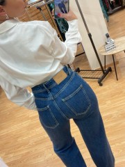 Blue jean ψηλόμεση παντελόνα με τετράγωνες τσέπες πίσω, ρεβέρ στο τελείωμα και κλείσιμο με φερμουάρ και κουμπί μπροστά Combos Kntwear Blue jean ψηλόμεση παντελόνα με τετράγωνες τσέπες πίσω, ρεβέρ στο τελείωμα και κλείσιμο με φερμουάρ και κουμπί μπροστά Combos Kntwear