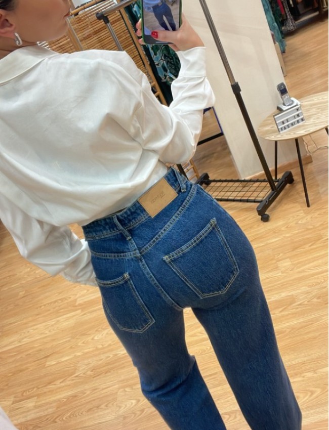 Blue jean ψηλόμεση παντελόνα με τετράγωνες τσέπες πίσω, ρεβέρ στο τελείωμα και κλείσιμο με φερμουάρ και κουμπί μπροστά Combos Kntwear Blue jean ψηλόμεση παντελόνα με τετράγωνες τσέπες πίσω, ρεβέρ στο τελείωμα και κλείσιμο με φερμουάρ και κουμπί μπροστά Combos Kntwear