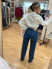 Blue jean ψηλόμεση παντελόνα με τετράγωνες τσέπες πίσω, ρεβέρ στο τελείωμα και κλείσιμο με φερμουάρ και κουμπί μπροστά Combos Kntwear Blue jean ψηλόμεση παντελόνα με τετράγωνες τσέπες πίσω, ρεβέρ στο τελείωμα και κλείσιμο με φερμουάρ και κουμπί μπροστά Combos Kntwear
