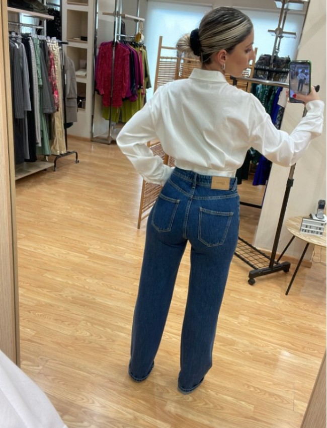 Blue jean ψηλόμεση παντελόνα με τετράγωνες τσέπες πίσω, ρεβέρ στο τελείωμα και κλείσιμο με φερμουάρ και κουμπί μπροστά Combos Kntwear Blue jean ψηλόμεση παντελόνα με τετράγωνες τσέπες πίσω, ρεβέρ στο τελείωμα και κλείσιμο με φερμουάρ και κουμπί μπροστά Combos Kntwear