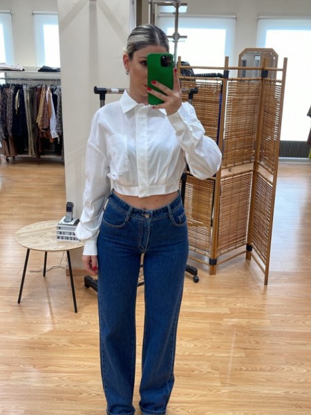 Blue jean ψηλόμεση παντελόνα με τετράγωνες τσέπες πίσω, ρεβέρ στο τελείωμα και κλείσιμο με φερμουάρ και κουμπί μπροστά Combos Kntwear