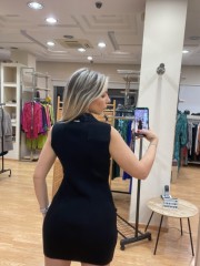 Μαύρο αμάνικο πλεκτό κοντό φόρεμα σε rib ύφανση, με φερμουάρ κλείσιμο στον polo γιακά Combos knitwear