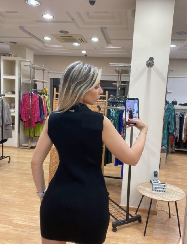 Μαύρο αμάνικο πλεκτό κοντό φόρεμα σε rib ύφανση, με φερμουάρ κλείσιμο στον polo γιακά Combos knitwear