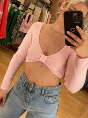 Ροζ μακρυμάνικη πλεκτή cropped top με σούρα μπροστά στην V- λαιμόκοψη Combos Knitwear 