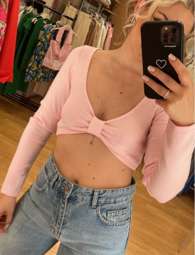 Ροζ μακρυμάνικη πλεκτή cropped top με σούρα μπροστά στην V- λαιμόκοψη Combos Knitwear 