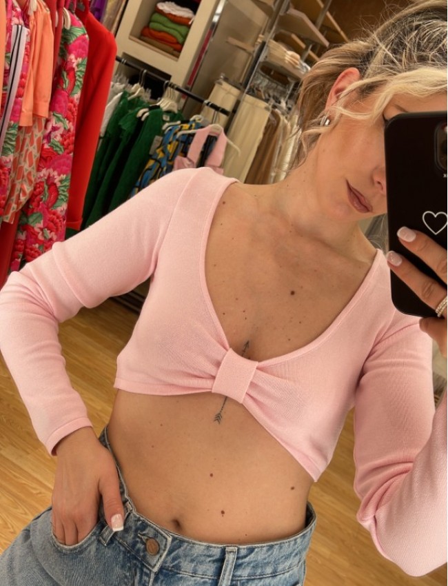 Ροζ μακρυμάνικη πλεκτή cropped top με σούρα μπροστά στην V- λαιμόκοψη Combos Knitwear 