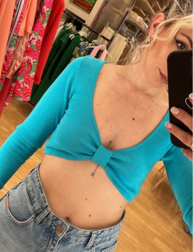 Πετρόλ μακρυμάνικη πλεκτή cropped top με σούρα μπροστά στην V- λαιμόκοψη Combos Knitwear 