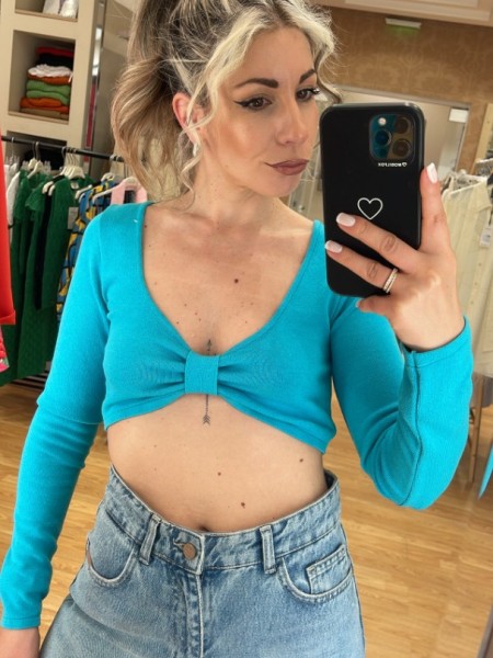Πετρόλ μακρυμάνικη πλεκτή cropped top με σούρα μπροστά στην V- λαιμόκοψη Combos Knitwear 