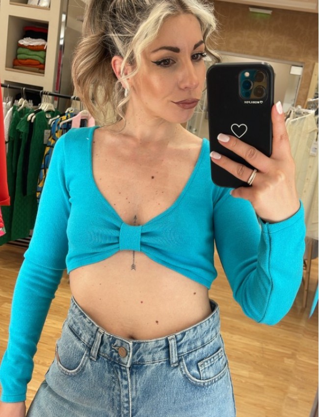 Πετρόλ μακρυμάνικη πλεκτή cropped top με σούρα μπροστά στην V- λαιμόκοψη Combos Knitwear 