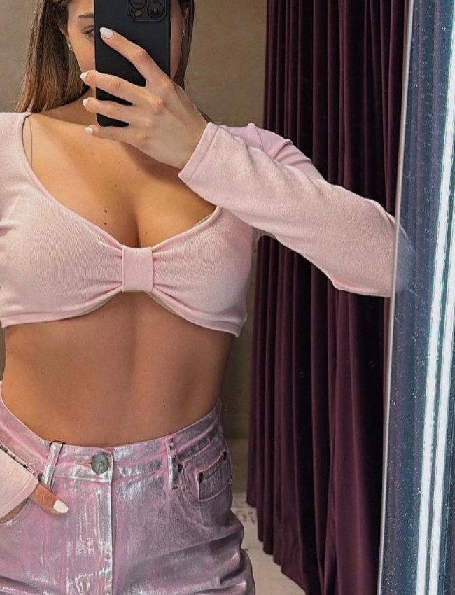 Ροζ μακρυμάνικη πλεκτή cropped top με σούρα μπροστά στην V- λαιμόκοψη Combos Knitwear 