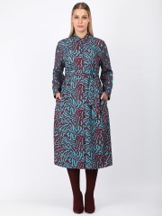 Εμπριμέ πετρολ-μπορντώ μακρυμάνικο midi φόρεμα με πέτο γιακά, κουμπιά μπροστά κατά μήκος, πλαϊνές τσέπες και αποσπώμενη υφασμάτινη  Dina by MIRO
