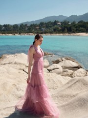 Dirty rose αμάνικο maxi τούλινο φόρεμα με βολάν σε επίπεδα, σταθερή μέση V-λαιμόκοψη μπρος και πίσω και μικρά φιογκάκια στους ώμους for you fashion