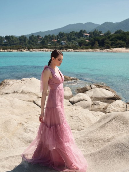 Dirty rose αμάνικο maxi τούλινο φόρεμα με βολάν σε επίπεδα, σταθερή μέση V-λαιμόκοψη μπρος και πίσω και μικρά φιογκάκια στους ώμους for you fashion