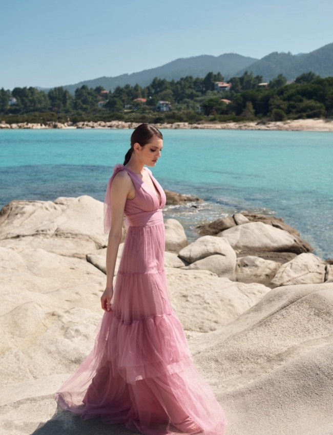 Dirty rose αμάνικο maxi τούλινο φόρεμα με βολάν σε επίπεδα, σταθερή μέση V-λαιμόκοψη μπρος και πίσω και μικρά φιογκάκια στους ώμους for you fashion