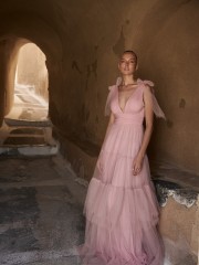 Dirty rose αμάνικο maxi τούλινο φόρεμα με βολάν σε επίπεδα, σταθερή μέση V-λαιμόκοψη μπρος και πίσω και μικρά φιογκάκια στους ώμους for you fashion