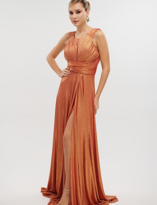Terracotta  μεταλλιζέ αμάνικο maxi φόρεμα σε κλος γραμμή, με κλειστό μπούστο με μικρή διαφάνεια μπροστά και ανοίγματα στην πλάτη For You fashion 