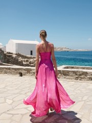 Φούξια μεταλλιζέ αμάνικο maxi φόρεμα, με V-ανοιχτή λαιμόκοψη, διακοσμητικό κόμπο στο μπούστο και μπροστινό άνοιγμα με εσωτερική φούστα FOR YOU FASHION 