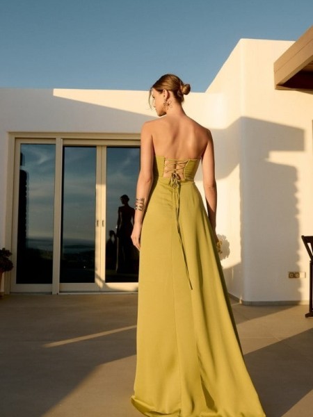Olive strapless maxi φόρεμα από μουσελίνα, με μπροστινό σκίσιμο, δέσιμο με κορδόνια στην πλάτη και μπούστο με σούρες For You Fashion 