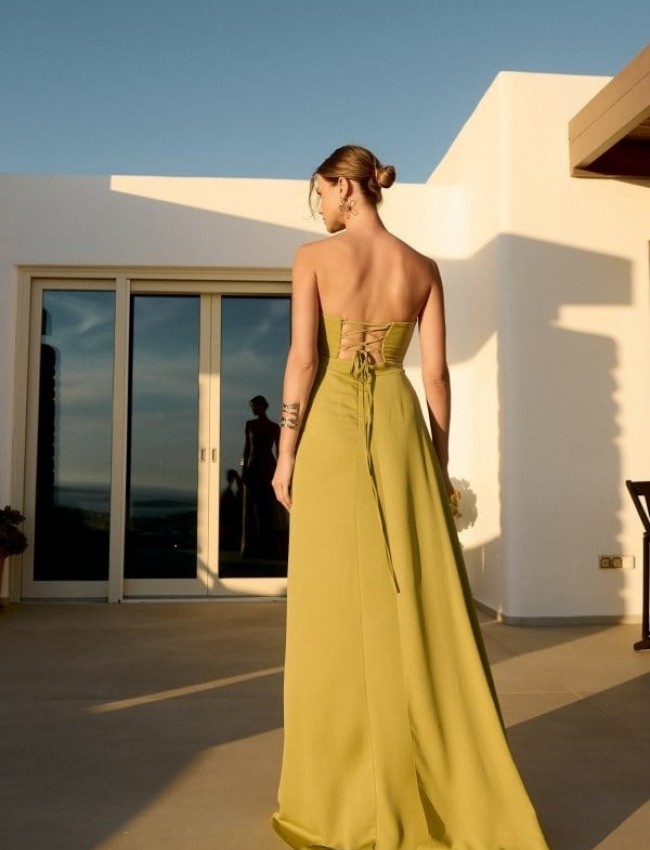 Olive strapless maxi φόρεμα από μουσελίνα, με μπροστινό σκίσιμο, δέσιμο με κορδόνια στην πλάτη και μπούστο με σούρες For You Fashion 