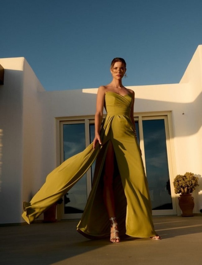 Olive strapless maxi φόρεμα από μουσελίνα, με μπροστινό σκίσιμο, δέσιμο με κορδόνια στην πλάτη και μπούστο με σούρες For You Fashion 